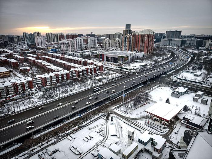寒潮直击｜北京龙年首场降雪后，道路有积雪和结冰