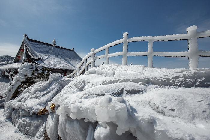 受雨雪冰冻天气影响，安徽九华山、天柱山等多个景区暂停开放