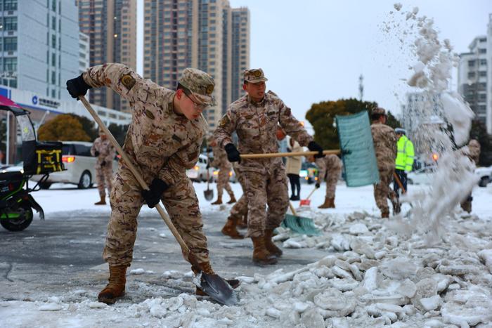 皖北暴雪 武警官兵昼夜破冰除雪保畅通