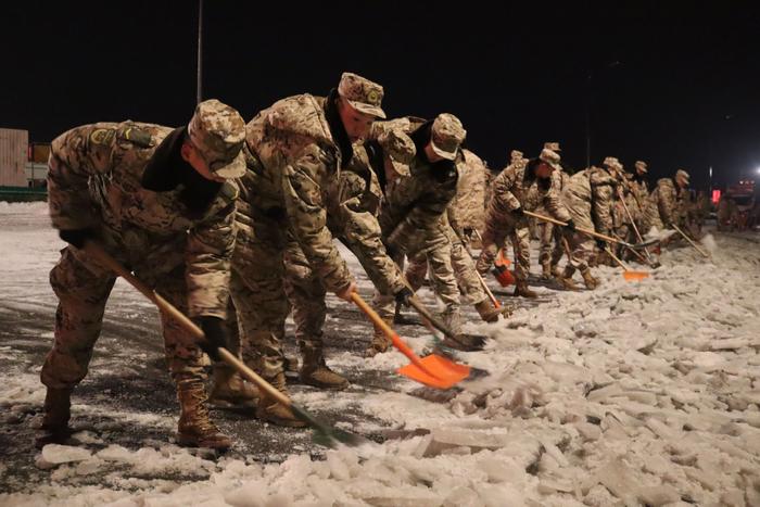 皖北暴雪 武警官兵昼夜破冰除雪保畅通