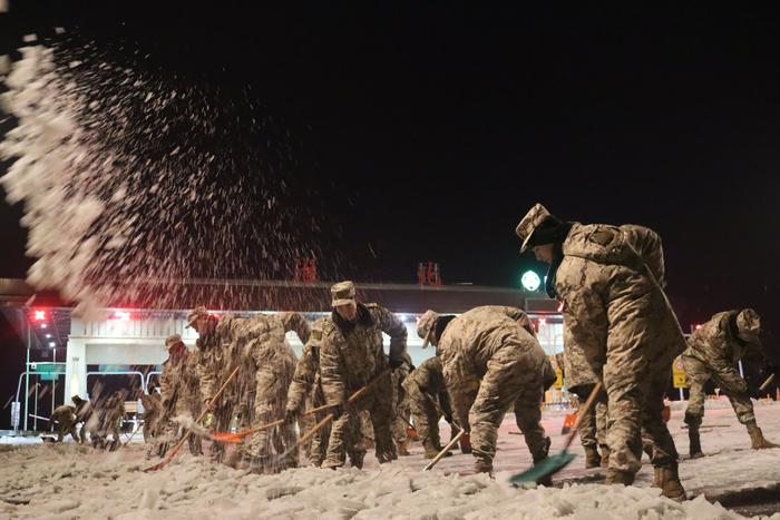 皖北暴雪 武警官兵昼夜破冰除雪保畅通