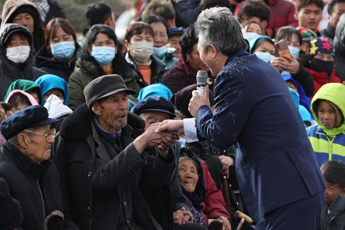 “情暖积石山”文艺慰问演出上演，提振地震受灾群众重建家园信心