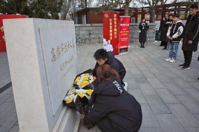 寻革命事迹，北大师生在陶然亭公园开启红色实景思政课