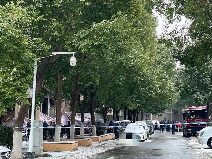 2月24日,发生火灾的楼栋已拉起警戒线。 澎湃新闻记者 邱海鸿 图