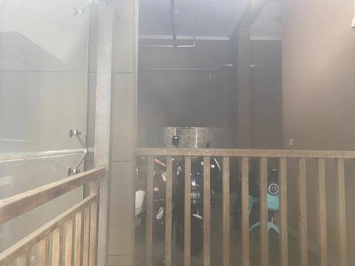 事发的小区6栋架空层,停有电动车。 澎湃新闻记者 袁杰 图