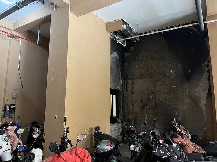明尚西苑2栋架空层曾发生电动车起火事故,通风井被烧黑。记者探访时2栋架空层停满电动车。 澎湃新闻记者 邱海鸿 图