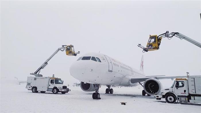 东航甘肃分公司：除雪防冰 确保航班安全起降