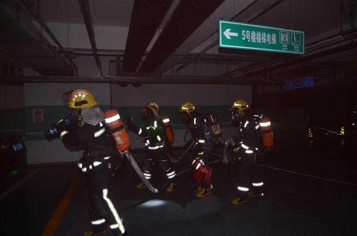 不事先通知、临时设情，北京经开消防开展地下建筑火灾扑救演练