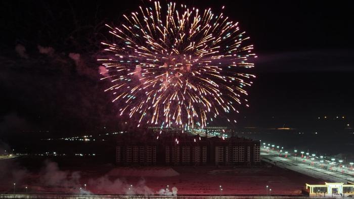 火树银花不夜天 今宵尽兴不归眠 塔城市举行2024年“龙翔万里·盛世华章”元宵节大型烟花表演