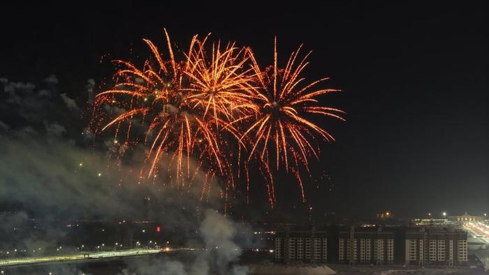 火树银花不夜天 今宵尽兴不归眠 塔城市举行2024年“龙翔万里·盛世华章”元宵节大型烟花表演