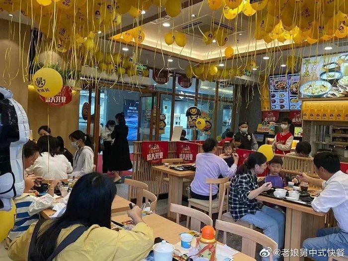 “中式快餐第一股”迎新进展，这个餐饮品牌成功“上市”