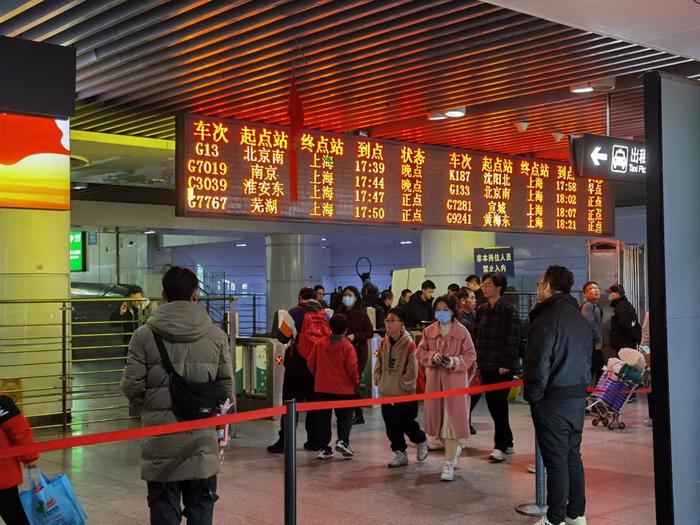 返城高峰上海火车站、上海南站换乘地铁排长队，重复安检能避免吗？