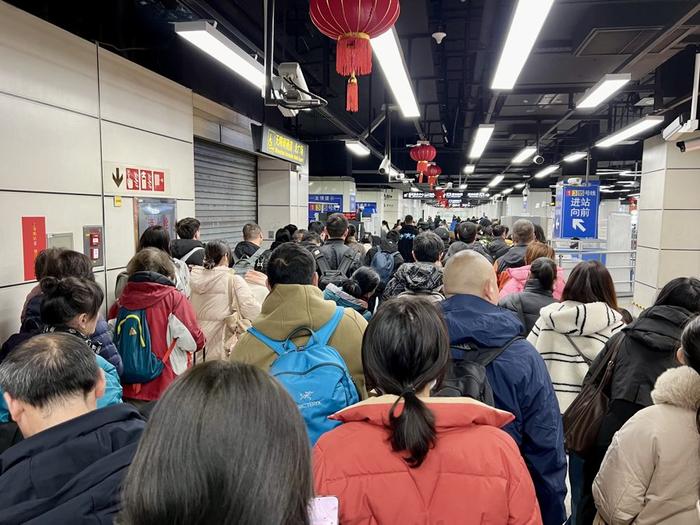 返城高峰上海火车站、上海南站换乘地铁排长队，重复安检能避免吗？