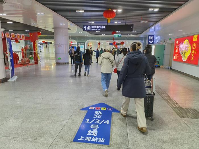 返城高峰上海火车站、上海南站换乘地铁排长队，重复安检能避免吗？