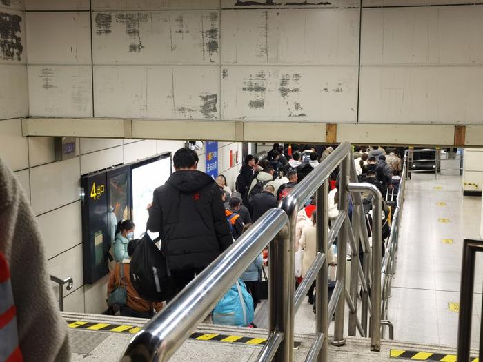 返城高峰上海火车站、上海南站换乘地铁排长队，重复安检能避免吗？