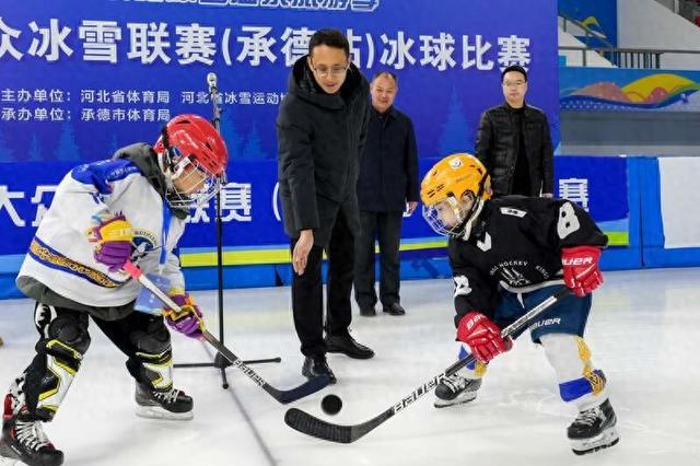 河北省大众冰雪联赛（承德站）冰球比赛举行