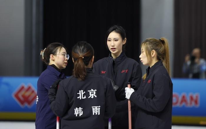 十四冬冰壶公开组北京女队摘金，韩雨说最大的收获是“不服输”