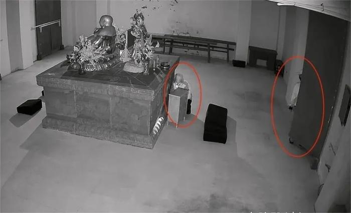 案发现场监控截图。图源:崇明区检察院