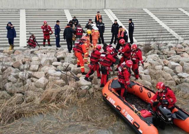 专注垂钓没留意潮水上涨，上海四名男子被困滩涂报警求救