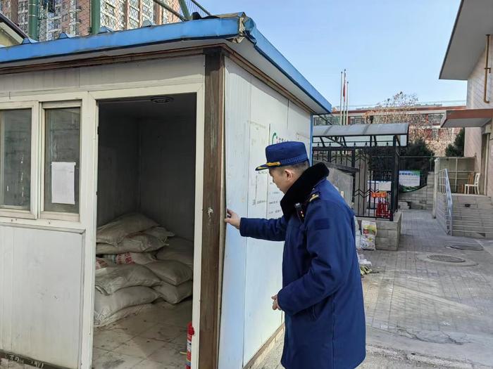北京一居民区内彩钢板建筑材料不防火，被西城消防查封
