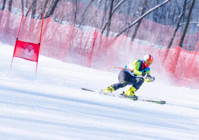 第二届全国高校教师滑雪挑战赛在吉林万科松花湖滑雪场完赛