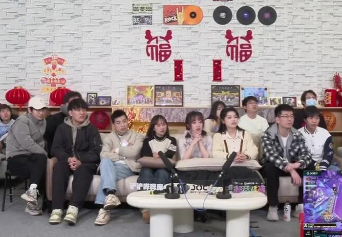 让淘汰选手亲自解说思路的“老八室”,就是其中的一个探索