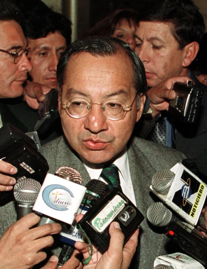 2001年7月11日，时任美国驻玻利维亚大使曼努埃尔·罗查在拉巴斯回答记者提问。（法新社资料图片）