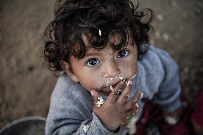 当地时间2024年2月22日，加沙地带拉法，一个孩子正在吃东西。视觉中国 资料图