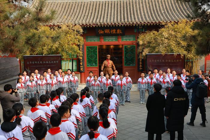 学习雷锋精神，吴为山雕塑《雷锋》走进府学胡同小学