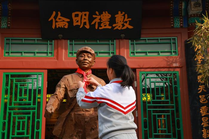 学习雷锋精神，吴为山雕塑《雷锋》走进府学胡同小学