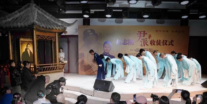 越剧名家赵志刚从艺50周年，12位弟子拜师传承尹派艺术