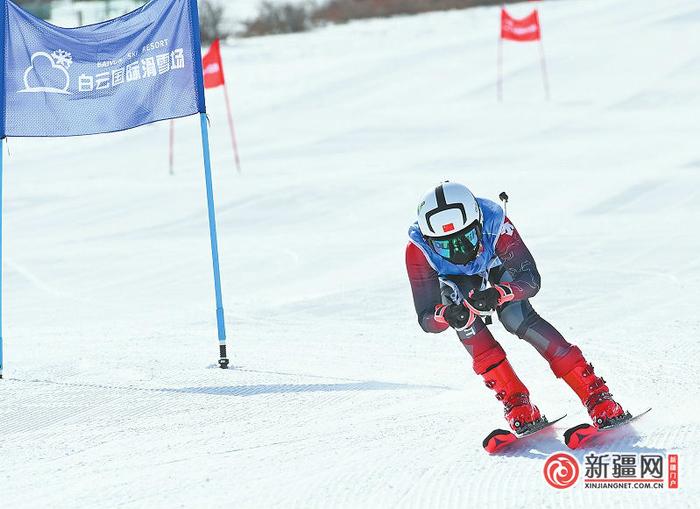 【爱新疆 游家乡】青少年雪上竞速 感受冰雪运动魅力