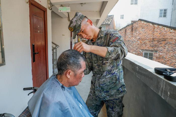 武警广西总队崇左支队：赓续雷锋精神 关爱参战老兵