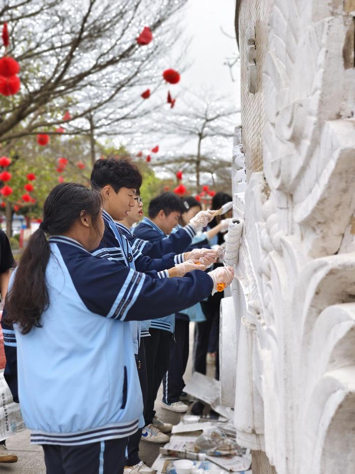 南宁市第一职业技术学校工艺美术专业师生开展学雷锋志愿服务活动