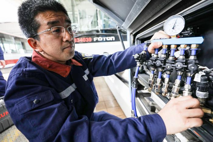 北京公交保修青年创客研发应急救援新装置，合力解决气路故障难题