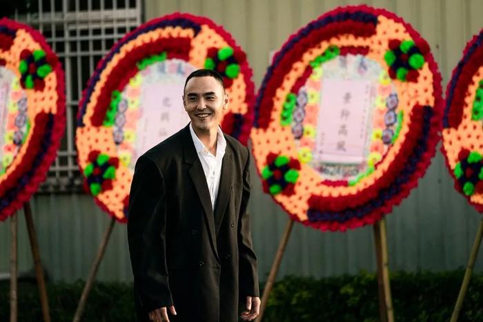 主角在电影开头逃出包围网时的笑容,和他在最后一幕受刑时的一样