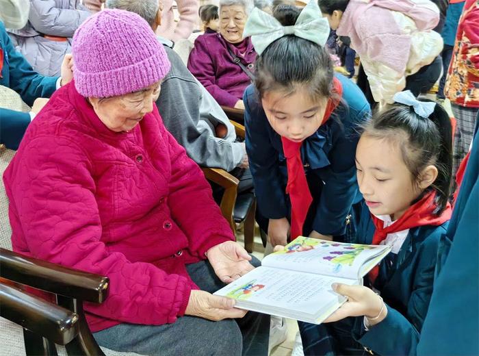 践行雷锋精神 情暖敬老院：南宁市民主路小学学生走进养老院开展志愿服务活动