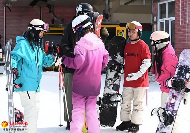 组图｜乌鲁木齐优质滑雪资源吸引越来越多全国雪友享受冰雪盛宴