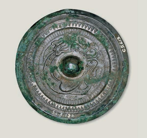 跃龙在渊：中国国家博物馆藏铜镜上的龙纹解读