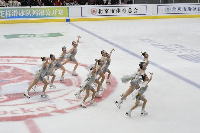 第九届大众冰雪北京公开赛第二届北京市花样滑冰队列滑公开赛举办