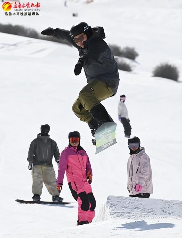 组图｜乌鲁木齐优质滑雪资源吸引越来越多全国雪友享受冰雪盛宴