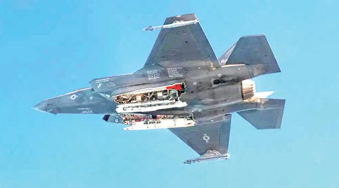 装载在F-35A弹舱内的B61-12核炸弹