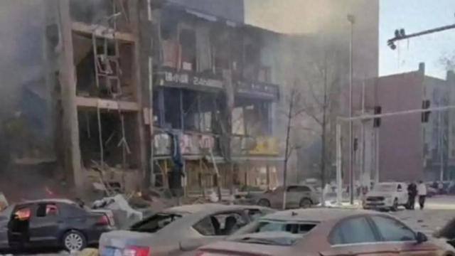三河市通报：燕郊炸鸡店疑似燃气泄漏引发爆燃，已造成1死22伤