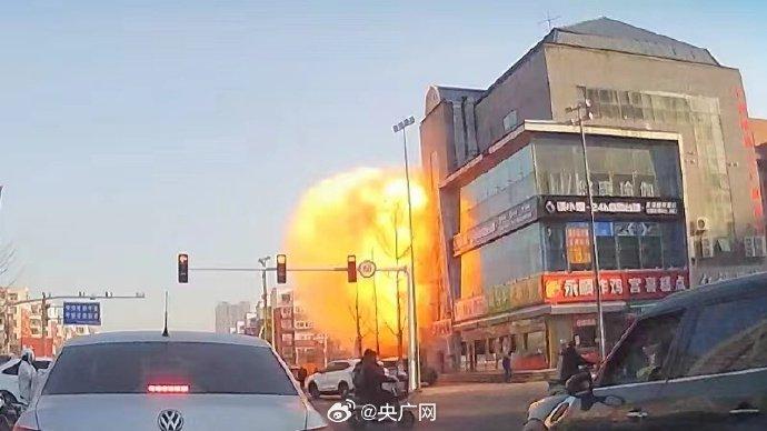 廊坊燕郊一老小区底商爆炸：有店铺“顶塌了”，消防154人赶赴现场