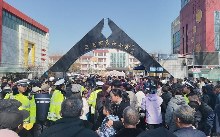 河北燕郊今晨发生爆燃事故，附近有学校，部分学生已离校