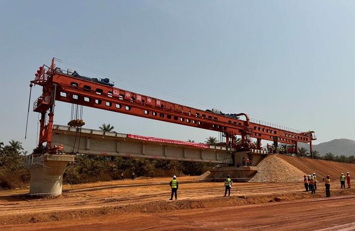 中铁科工研制架桥机在几内亚马西铁路完成首架