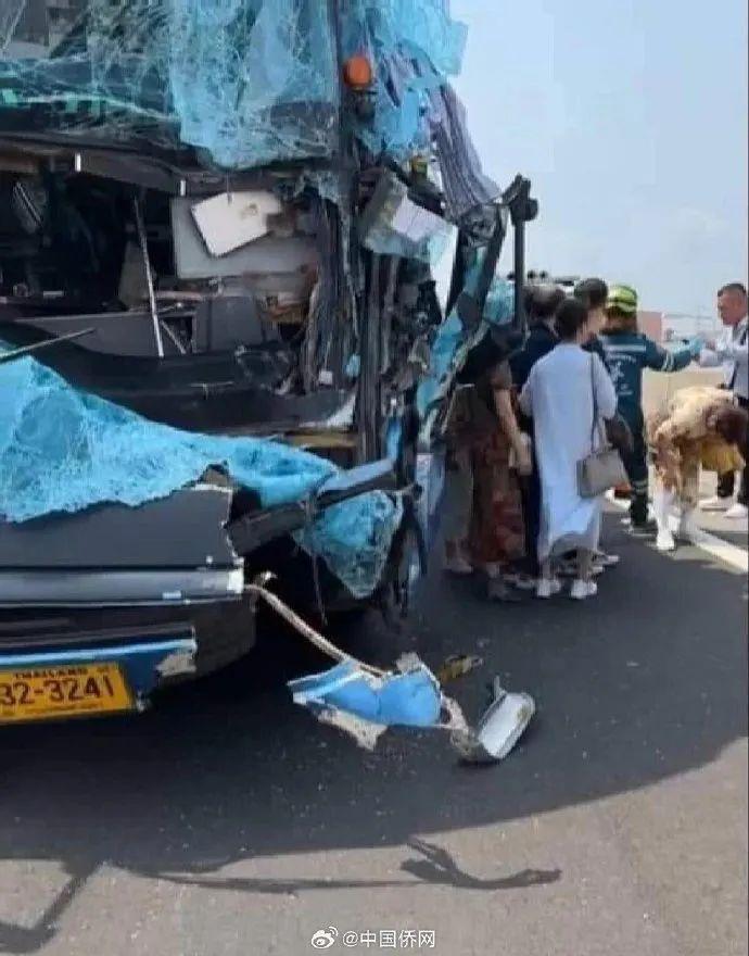泰国一载有中国游客大巴突发车祸，或多达30人受伤