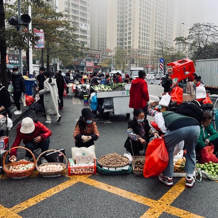 气候与餐桌｜候鸟老人过冬记：今年的回南天格外长