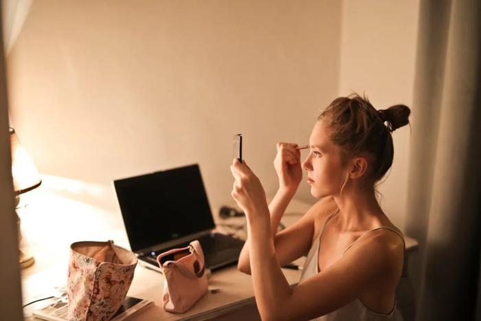 从生理层面而言,女性的面容比男性的更容易衰老。(图/pexels)