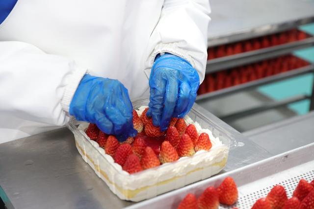 探店盒马：拆解草莓盒子蛋糕“降价不降质”的供应链奥秘